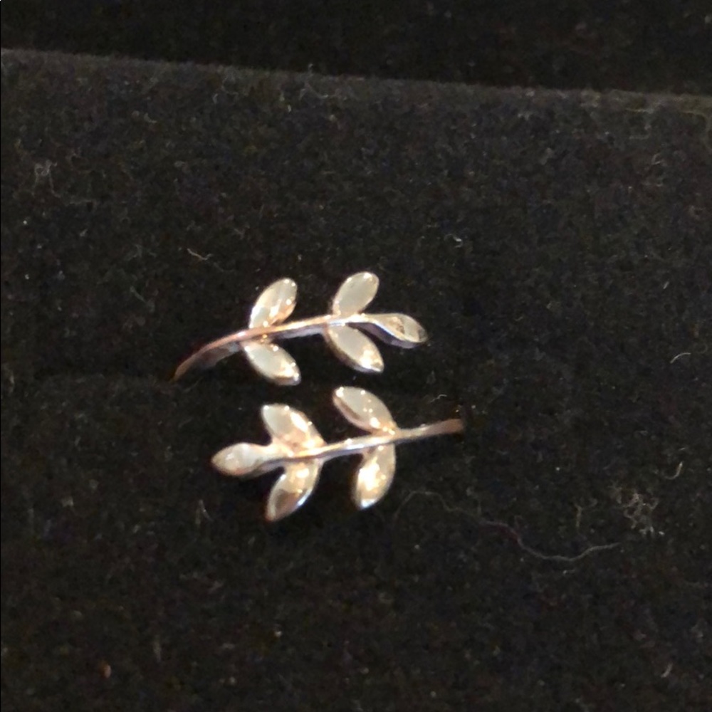 Adjustable gold tone ring